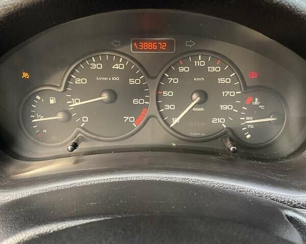 Сірий Пежо 206, об'ємом двигуна 1.36 л та пробігом 388 тис. км за 2000 $, фото 6 на Automoto.ua