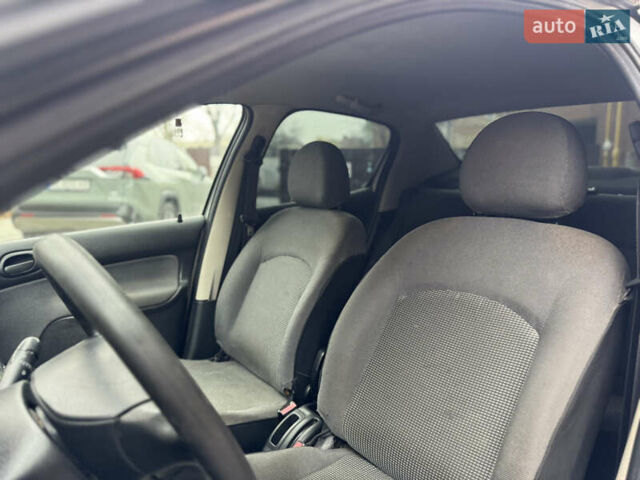 Серый Пежо 206, объемом двигателя 1.36 л и пробегом 184 тыс. км за 2100 $, фото 10 на Automoto.ua