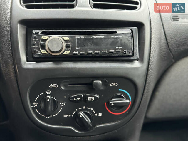 Серый Пежо 206, объемом двигателя 1.36 л и пробегом 184 тыс. км за 2300 $, фото 9 на Automoto.ua