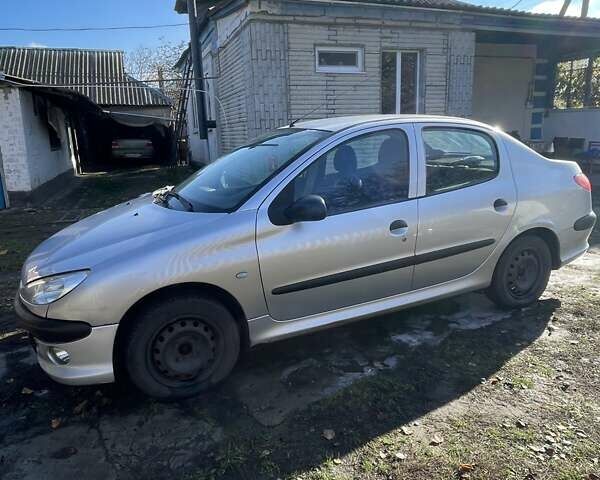 Серый Пежо 206, объемом двигателя 1.36 л и пробегом 150 тыс. км за 3500 $, фото 9 на Automoto.ua