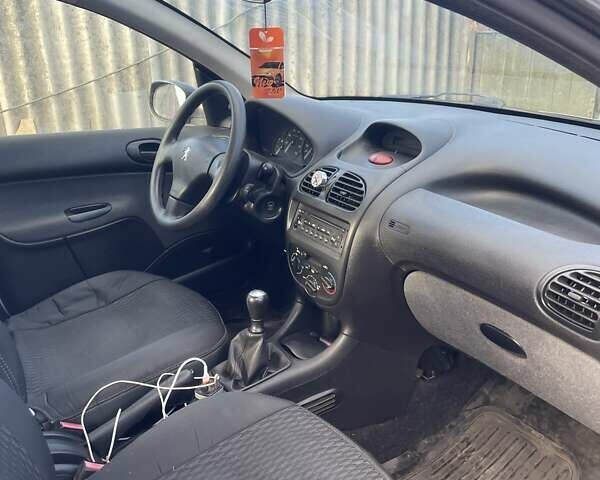 Серый Пежо 206, объемом двигателя 1.36 л и пробегом 150 тыс. км за 3500 $, фото 17 на Automoto.ua