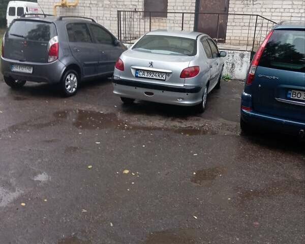 Сірий Пежо 206, об'ємом двигуна 1.36 л та пробігом 153 тис. км за 2800 $, фото 5 на Automoto.ua