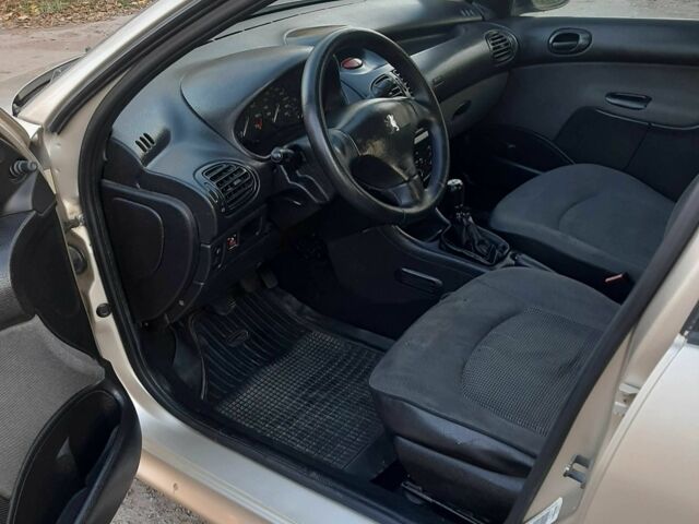 Серый Пежо 206, объемом двигателя 1.4 л и пробегом 250 тыс. км за 2650 $, фото 10 на Automoto.ua