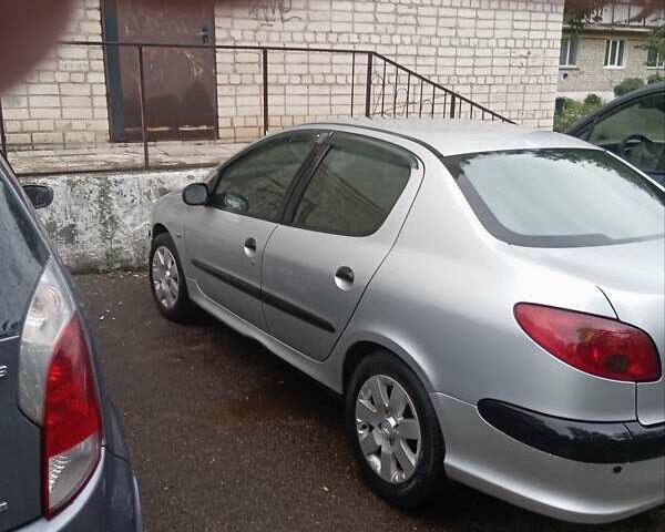 Сірий Пежо 206, об'ємом двигуна 1.36 л та пробігом 153 тис. км за 2800 $, фото 3 на Automoto.ua