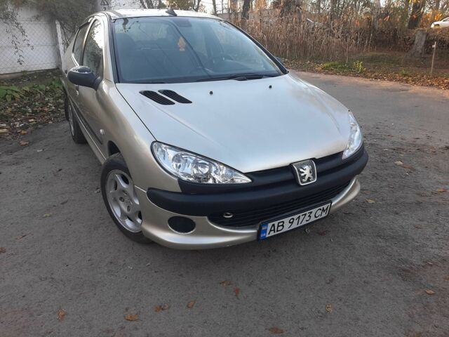 Серый Пежо 206, объемом двигателя 1.4 л и пробегом 250 тыс. км за 2650 $, фото 1 на Automoto.ua