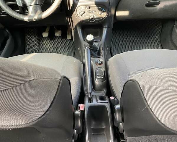 Сірий Пежо 206, об'ємом двигуна 1.36 л та пробігом 388 тис. км за 2000 $, фото 8 на Automoto.ua