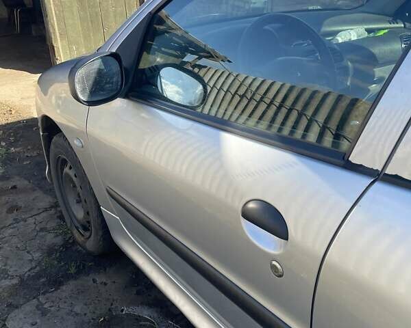 Серый Пежо 206, объемом двигателя 1.36 л и пробегом 150 тыс. км за 3500 $, фото 26 на Automoto.ua