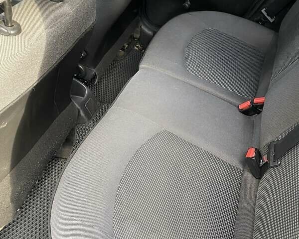 Сірий Пежо 206, об'ємом двигуна 1.36 л та пробігом 388 тис. км за 2000 $, фото 9 на Automoto.ua