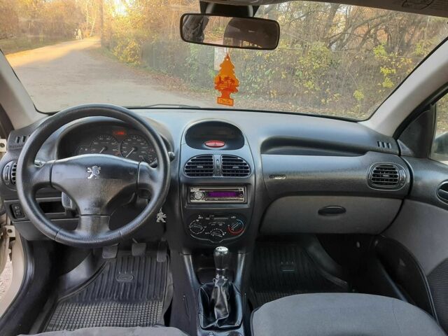 Серый Пежо 206, объемом двигателя 1.4 л и пробегом 250 тыс. км за 2650 $, фото 8 на Automoto.ua