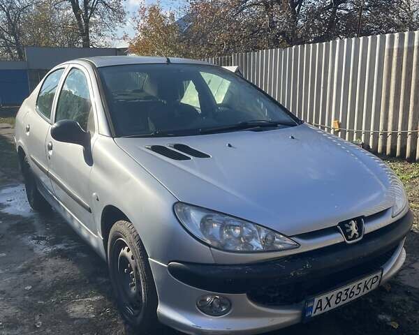 Серый Пежо 206, объемом двигателя 1.36 л и пробегом 150 тыс. км за 3500 $, фото 3 на Automoto.ua
