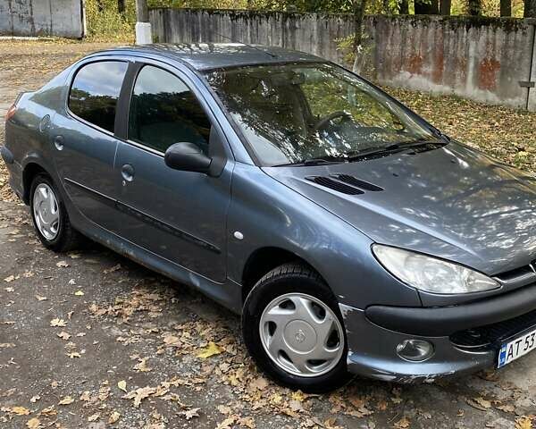 Сірий Пежо 206, об'ємом двигуна 1.36 л та пробігом 388 тис. км за 2000 $, фото 3 на Automoto.ua