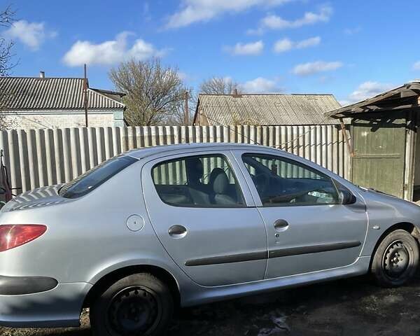 Серый Пежо 206, объемом двигателя 1.36 л и пробегом 150 тыс. км за 3500 $, фото 6 на Automoto.ua