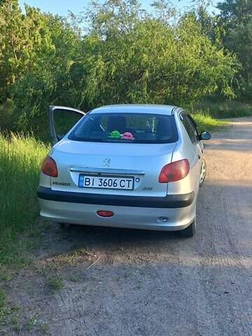 Сірий Пежо 206, об'ємом двигуна 1.36 л та пробігом 230 тис. км за 3100 $, фото 1 на Automoto.ua
