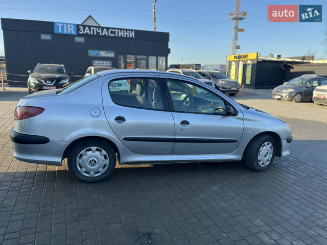 Серый Пежо 206, объемом двигателя 1.4 л и пробегом 130 тыс. км за 2999 $, фото 2 на Automoto.ua