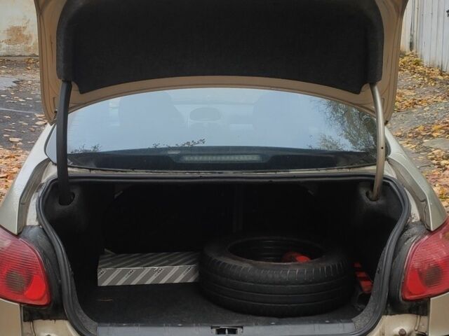 Серый Пежо 206, объемом двигателя 1.4 л и пробегом 402 тыс. км за 2500 $, фото 5 на Automoto.ua