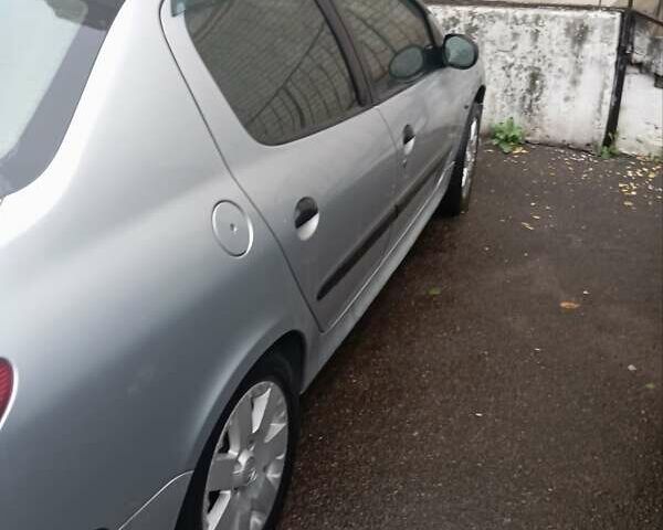 Сірий Пежо 206, об'ємом двигуна 1.36 л та пробігом 153 тис. км за 2800 $, фото 4 на Automoto.ua