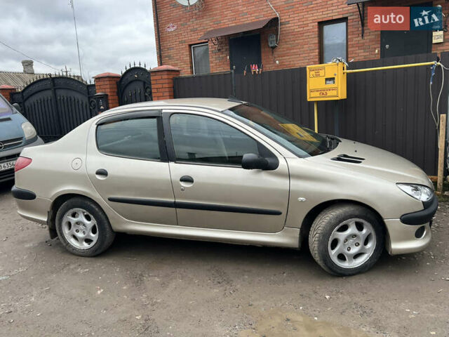 Серый Пежо 206, объемом двигателя 1.36 л и пробегом 219 тыс. км за 2650 $, фото 1 на Automoto.ua