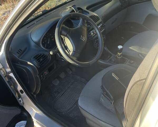 Сірий Пежо 206, об'ємом двигуна 1.36 л та пробігом 230 тис. км за 3200 $, фото 5 на Automoto.ua
