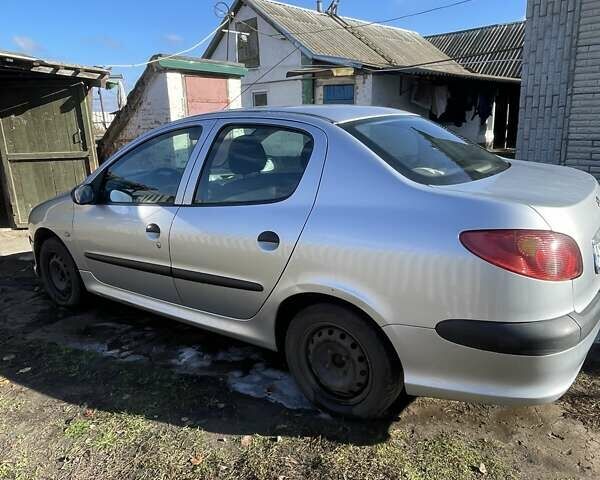 Серый Пежо 206, объемом двигателя 1.36 л и пробегом 150 тыс. км за 3500 $, фото 8 на Automoto.ua