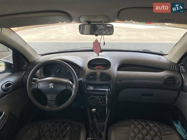 Сірий Пежо 206, об'ємом двигуна 1.36 л та пробігом 245 тис. км за 4499 $, фото 15 на Automoto.ua