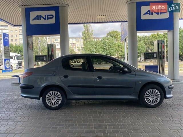 Сірий Пежо 206, об'ємом двигуна 1.36 л та пробігом 245 тис. км за 4499 $, фото 3 на Automoto.ua