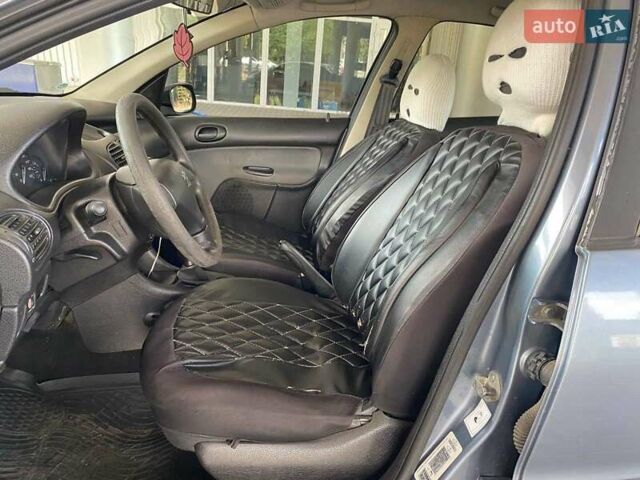 Сірий Пежо 206, об'ємом двигуна 1.36 л та пробігом 245 тис. км за 4499 $, фото 9 на Automoto.ua