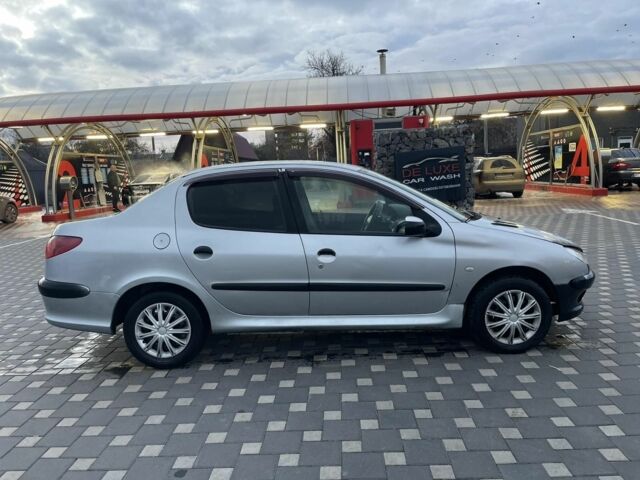 Серый Пежо 206, объемом двигателя 1.4 л и пробегом 250 тыс. км за 1900 $, фото 6 на Automoto.ua