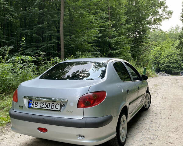 Сірий Пежо 206, об'ємом двигуна 1.4 л та пробігом 306 тис. км за 4000 $, фото 1 на Automoto.ua