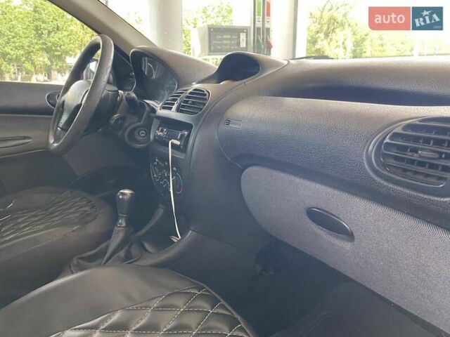 Сірий Пежо 206, об'ємом двигуна 1.36 л та пробігом 245 тис. км за 4499 $, фото 13 на Automoto.ua