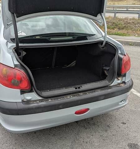 Сірий Пежо 206, об'ємом двигуна 1.36 л та пробігом 88 тис. км за 3500 $, фото 10 на Automoto.ua