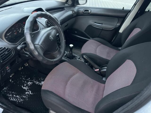 Серый Пежо 206, объемом двигателя 1.4 л и пробегом 250 тыс. км за 1900 $, фото 13 на Automoto.ua