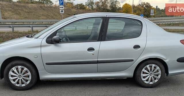Сірий Пежо 206, об'ємом двигуна 1.36 л та пробігом 88 тис. км за 3500 $, фото 2 на Automoto.ua