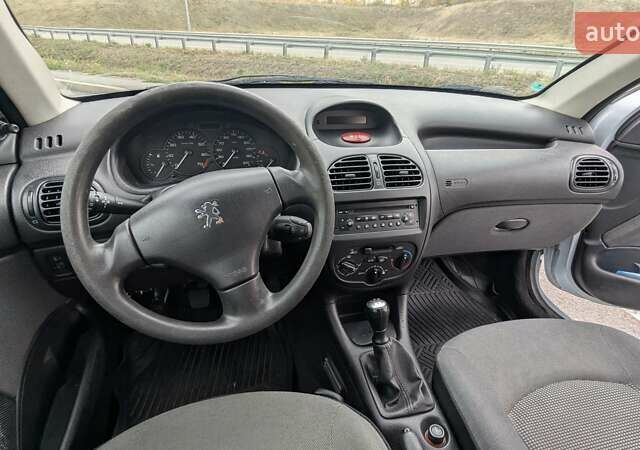 Сірий Пежо 206, об'ємом двигуна 1.36 л та пробігом 88 тис. км за 3500 $, фото 13 на Automoto.ua