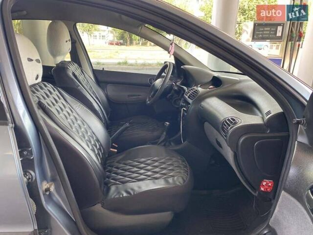 Сірий Пежо 206, об'ємом двигуна 1.36 л та пробігом 245 тис. км за 4499 $, фото 12 на Automoto.ua