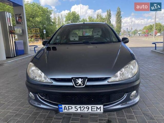 Сірий Пежо 206, об'ємом двигуна 1.36 л та пробігом 245 тис. км за 4499 $, фото 1 на Automoto.ua