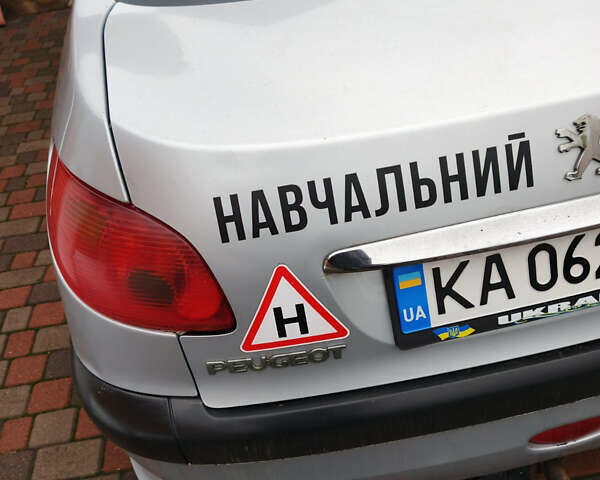 Серый Пежо 206, объемом двигателя 1.4 л и пробегом 389 тыс. км за 2500 $, фото 1 на Automoto.ua