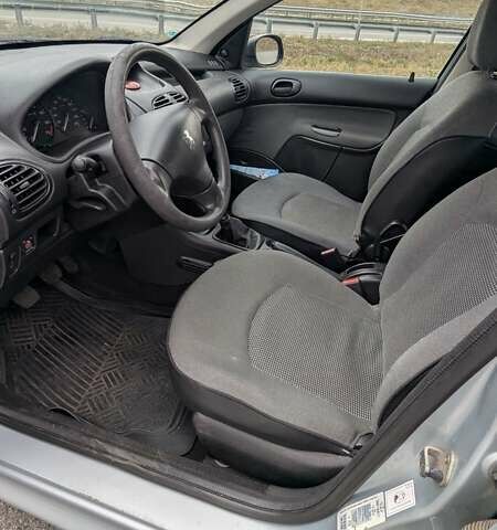 Сірий Пежо 206, об'ємом двигуна 1.36 л та пробігом 88 тис. км за 3500 $, фото 15 на Automoto.ua