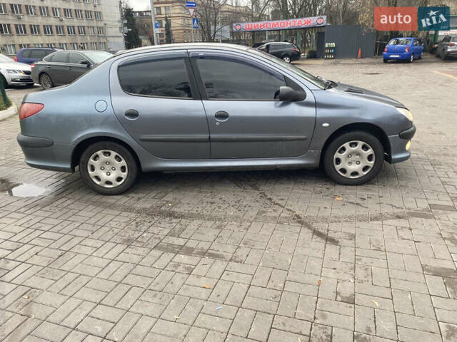 Серый Пежо 206, объемом двигателя 1.36 л и пробегом 141 тыс. км за 3700 $, фото 3 на Automoto.ua