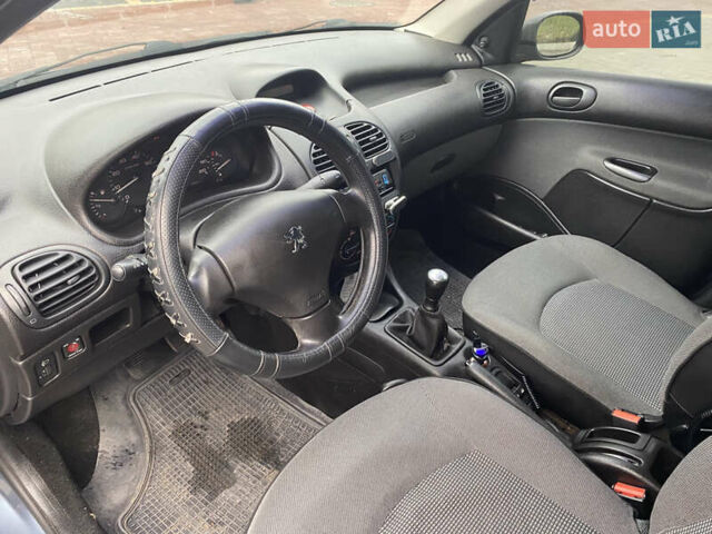 Серый Пежо 206, объемом двигателя 1.36 л и пробегом 141 тыс. км за 3700 $, фото 10 на Automoto.ua