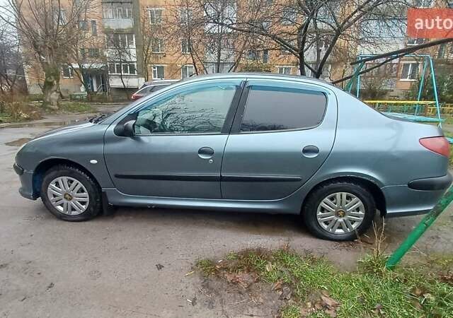Серый Пежо 206, объемом двигателя 1.36 л и пробегом 234 тыс. км за 3000 $, фото 1 на Automoto.ua