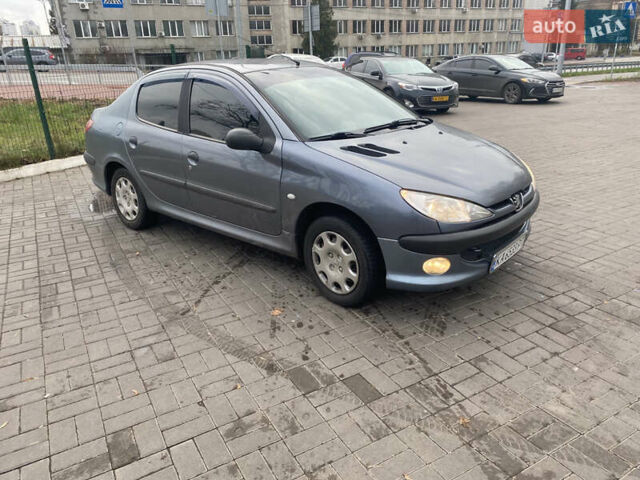 Серый Пежо 206, объемом двигателя 1.36 л и пробегом 141 тыс. км за 3700 $, фото 2 на Automoto.ua