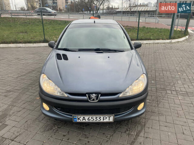Серый Пежо 206, объемом двигателя 1.36 л и пробегом 141 тыс. км за 3700 $, фото 1 на Automoto.ua
