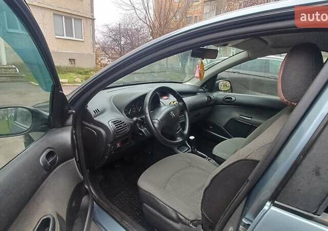 Серый Пежо 206, объемом двигателя 1.36 л и пробегом 234 тыс. км за 3000 $, фото 5 на Automoto.ua