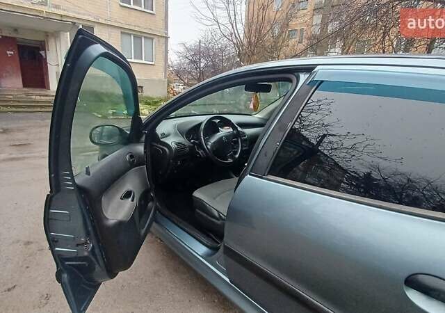 Серый Пежо 206, объемом двигателя 1.36 л и пробегом 234 тыс. км за 3000 $, фото 6 на Automoto.ua
