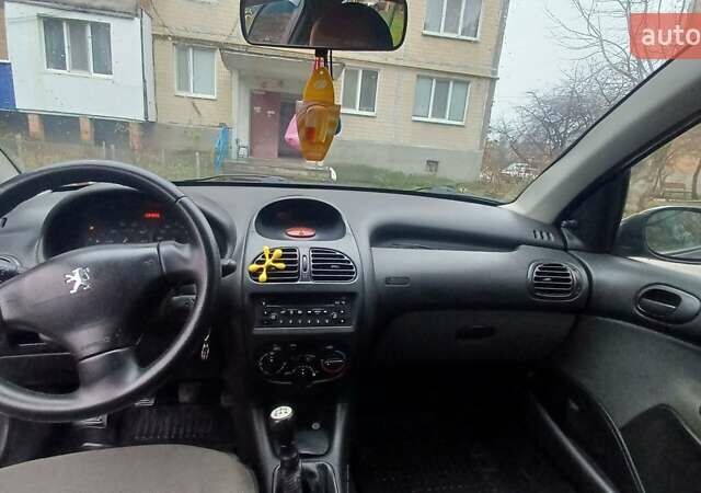 Серый Пежо 206, объемом двигателя 1.36 л и пробегом 234 тыс. км за 3000 $, фото 4 на Automoto.ua