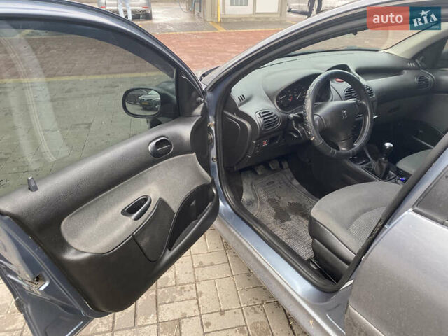 Серый Пежо 206, объемом двигателя 1.36 л и пробегом 141 тыс. км за 3700 $, фото 8 на Automoto.ua