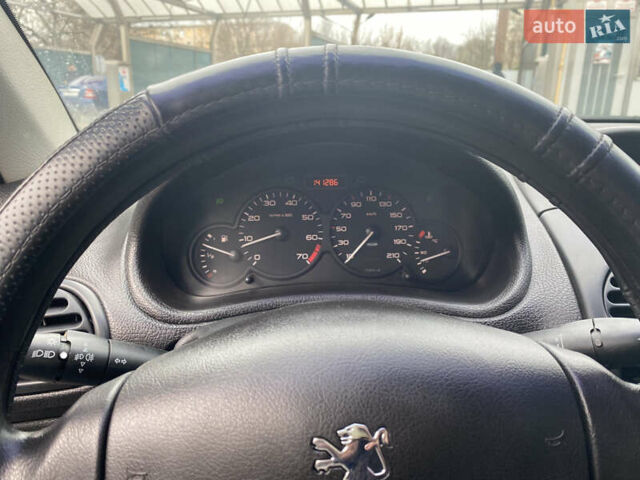 Серый Пежо 206, объемом двигателя 1.36 л и пробегом 141 тыс. км за 3700 $, фото 9 на Automoto.ua
