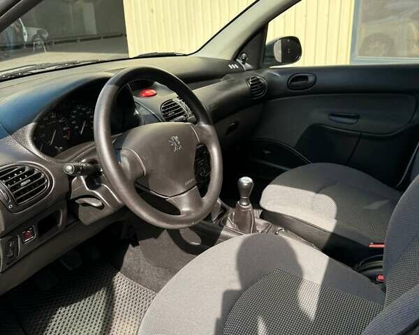 Серый Пежо 206, объемом двигателя 1.36 л и пробегом 49 тыс. км за 4700 $, фото 6 на Automoto.ua