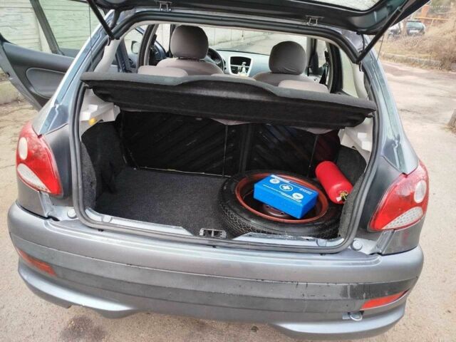 Сірий Пежо 206, об'ємом двигуна 1.4 л та пробігом 185 тис. км за 3900 $, фото 7 на Automoto.ua