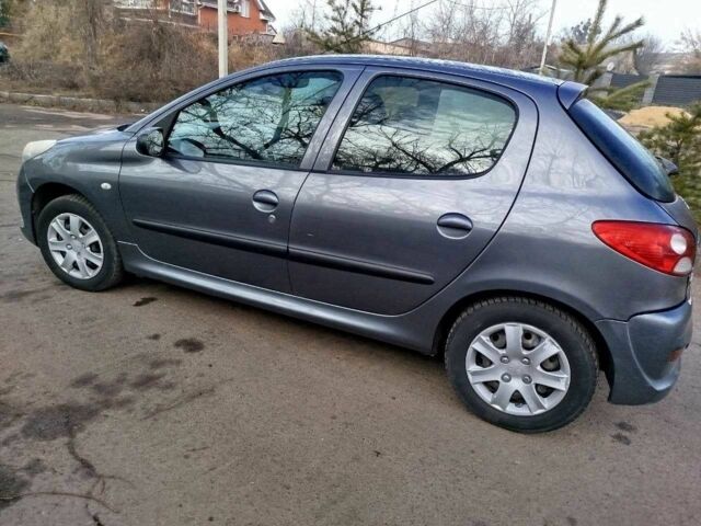 Сірий Пежо 206, об'ємом двигуна 1.4 л та пробігом 185 тис. км за 3900 $, фото 3 на Automoto.ua